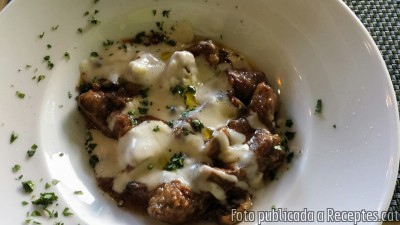 Dauets de filet de vedella amb bolets de temporada i suau salsa al pebre verd. Recepta de cuina de Dauets de filet de vedella amb bolets de temporada i suau salsa al pebre verd