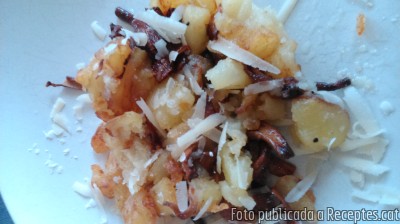 Recepta de cuina de Saltejat de patates amb rossinyols i parmesà