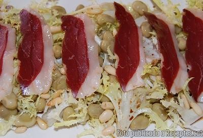 Amanida de favetes amb pernil i menta