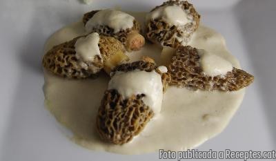 Múrgules o rabassoles farcides de foie amb salsa de ceps
