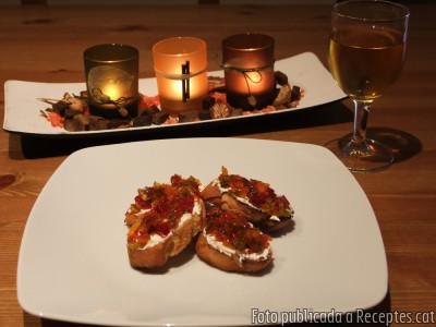 Recepta de cuina de Torradetes de pebrot agredolç amb formatge