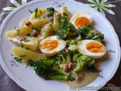 Recepta de cuina de Ous amb bròquil, cansalada i salsa de mostassa
