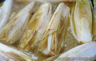 Recepta de cuina de Endívies amb carpaccio de vedella i toc de formatge