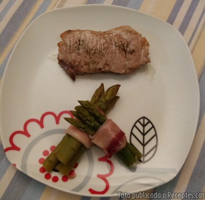 Recepta de cuina de Entrecot de vedella blanca a la graella amb garbetes d'espàrrecs verds amb cansalada