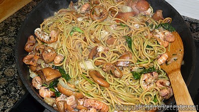 Recepta de cuina de Espaguetti a l'alfàbrega amb bolets i escamarlans