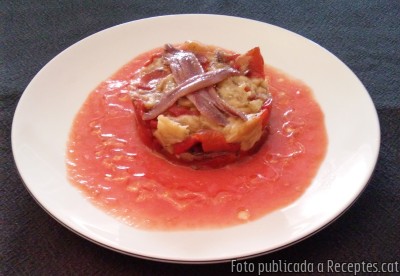 Niu d'escalivada amb anxoves, i coulis de tomàquet