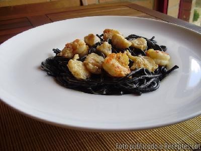 Recepta de cuina de Espaguetis negres amb salsa de gambots i rap