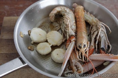 Recepta de cuina de Espaguetis amb all, oli, escamarlans i musclos