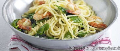 Recepta de cuina de Espaguetis amb espinacs i gambes