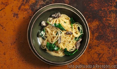 Recepta de cuina de Espaguetis amb múrgules fresques, crema i mostassa