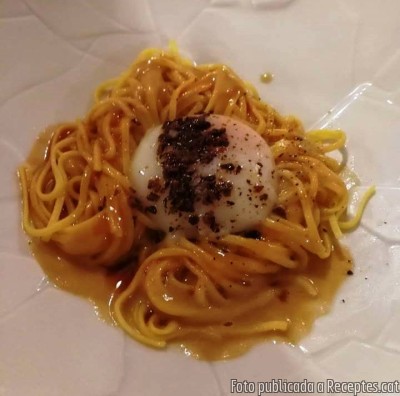 Recepta de cuina de Espaguetis amb ou de Calaf escalfat i toc de tòfona
