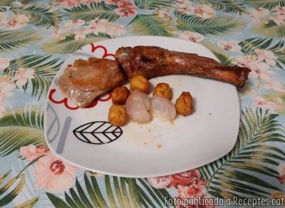 Recepta de cuina de Espatlles de cabrit al forn amb patates  petites i cebes