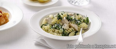 Recepta de cuina de Espirals i cubs de pollastre, amb salsa de formatge