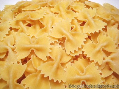 Recepta de cuina de Farfalle amb xixorrites i olives negres