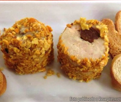 Foie micuit d’ànec casolà farcit de codony i arrebossat amb gra de blat de moro molt picat
