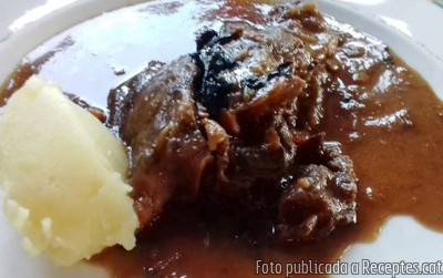 Recepta de cuina de Fricandó de galta de poltre ecològic amb cremós de patata