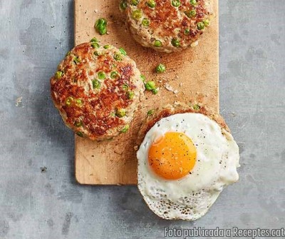 Recepta de cuina de Hamburgueses de pèsols amb ou ferrat