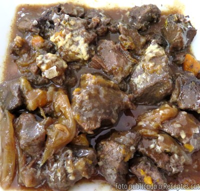 Recepta de cuina de Galta de vedella guisada al porto amb encenalls de mousse de foie