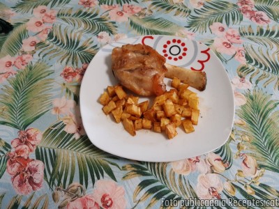 Recepta de cuina de Garró de porc al forn amb patates fregides tallades a quadres