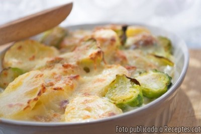 Recepta de cuina de Gratinat de patates amb brots de Brussel·les i formatge Gruyère