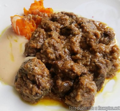 Recepta de cuina de Guisat d'espatlla de cèrvol amb crema de castanyes i puré de moniato