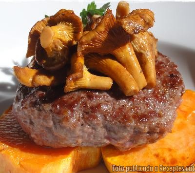 Recepta de cuina de Hamburguesa de vedella amb rossinyols i llit de patata