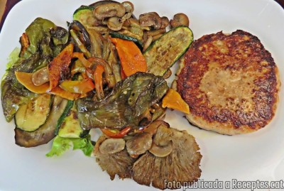 Recepta de cuina de Hamburguesa de ceba i pollastre a la planxa amb hortalisses i bolets
