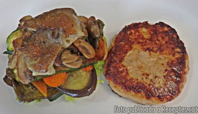 Recepta de cuina de Hamburguesa de ceba i pollastre a la planxa amb hortalisses i bolets