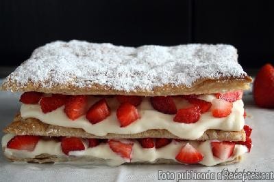 Milfulles de maduixes, crema i nata