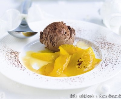 Gelat de xocolata amb xili i mango flamejat