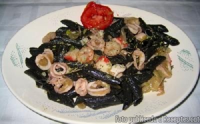 Recepta de cuina de Macarrons negres amb calamarsons i gambes