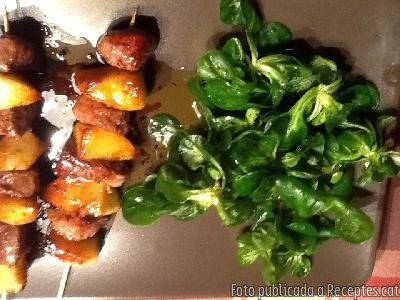 En el cas de la foto, l'anec va acompanyat de fulles de canonics. Recepta de cuina de Broqueta d'anec amb foie i poma