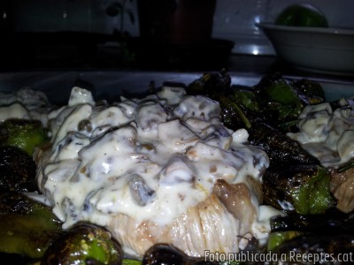 Recepta de cuina de Filet de vedella amb salsa al pebre verd i xampinyons, amb acompanyament de pebrots de padrón