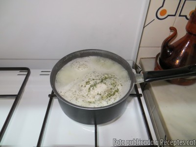 Recepta de cuina de Lluç fresc bullit amb alls i julivert sec