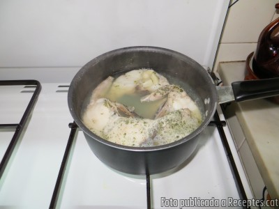 Recepta de cuina de Lluç fresc bullit amb alls i julivert sec