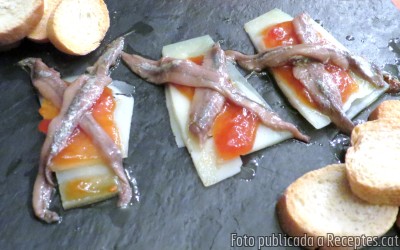 Recepta de cuina de Anxoves de l'Escala amb formatge d'ovella i melmelada de tomàquet cireró