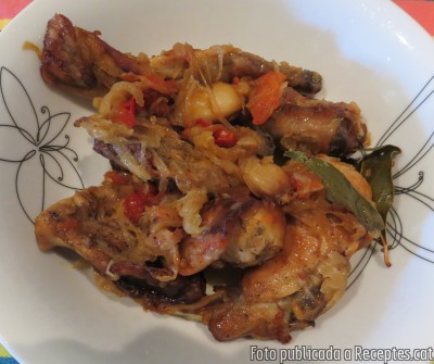 Recepta de cuina de Conill guisat amb sofregit de ceba, tomàquet i all