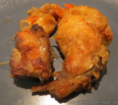 Recepta de cuina de Conill guisat amb sofregit de ceba, tomàquet i all