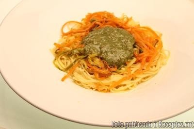 Recepta de cuina de Espaguetis de pastanaga, carabassó i pasta fresca amb pesto o qualsevol altra salsa