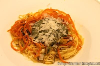 Espaguetis de pastanaga, carabassó i pasta fresca amb pesto o qualsevol altra salsa