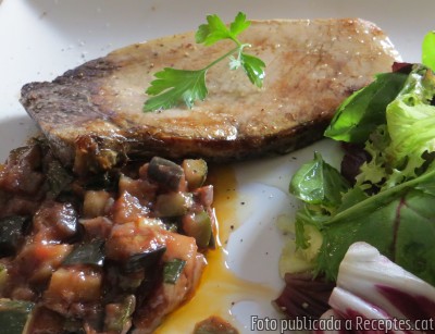 Recepta de cuina de Tonyina a la planxa amb samfaina
