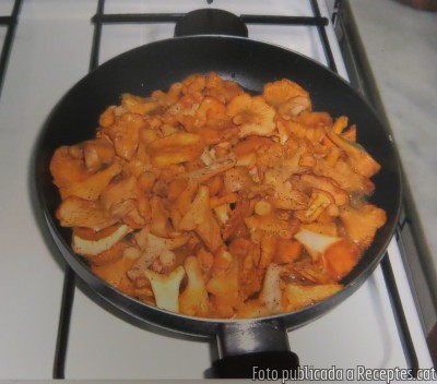 Recepta de cuina de Patates amb rossinyols, xoriço, botifarra i olivada