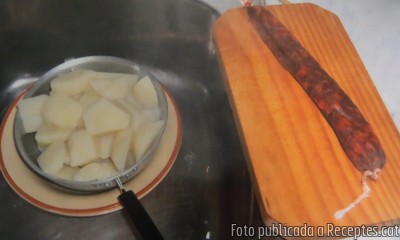 Recepta de cuina de Patates amb rossinyols, xoriço, botifarra i olivada