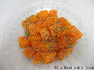 Recepta de cuina de Carbassa al microones amb pebre, orenga i oli d’oliva verge extra
