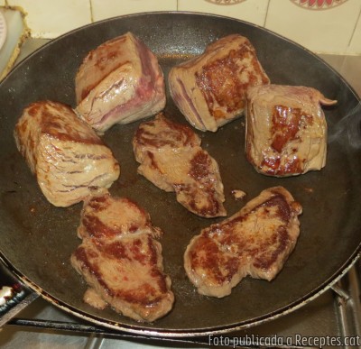 Recepta de cuina de Filet de vedella a la planxa amb rovellons gratinats al forn