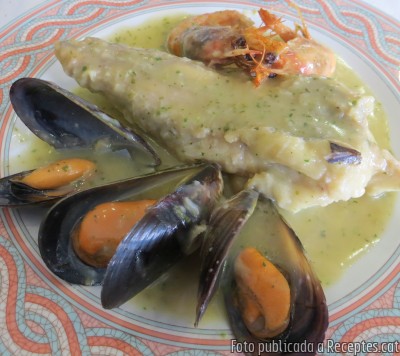 Recepta de cuina de Cueta de rap amb salsa verda, musclos i gamba vermella