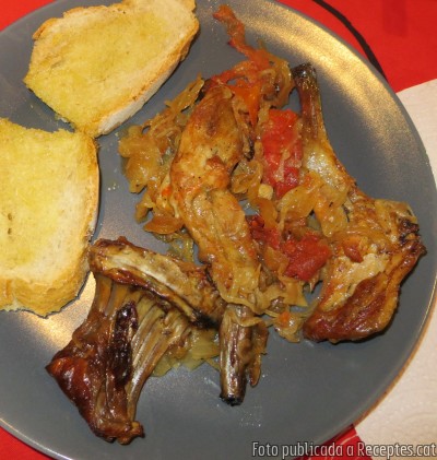 Recepta de cuina de Conill al forn amb sofregit de ceba, tomàquet i all