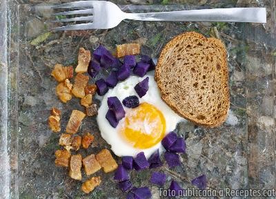 Recepta de cuina de Ou escalfat amb cansalada i patata violeta