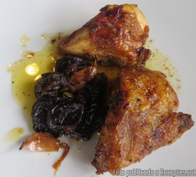 Pollastre de pagès empordanès amb prunes i pinyons