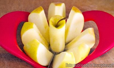 Recepta de cuina de Formatge artesà amb api i poma